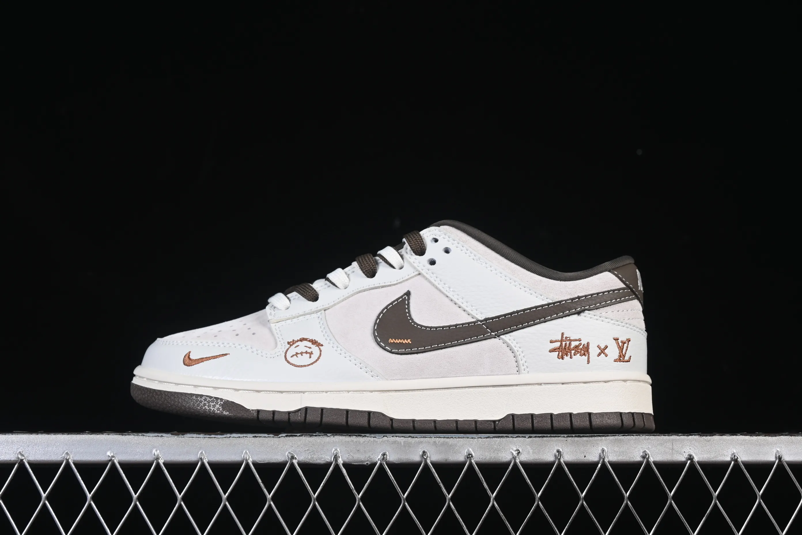 All categories Nk SB Dunk Series Nk SB Dunk Low High-end customized low-top sneakers Nike SB Dunk three-party joint brand milk white gray high-end customized low-top casual sneakers SG6688-003